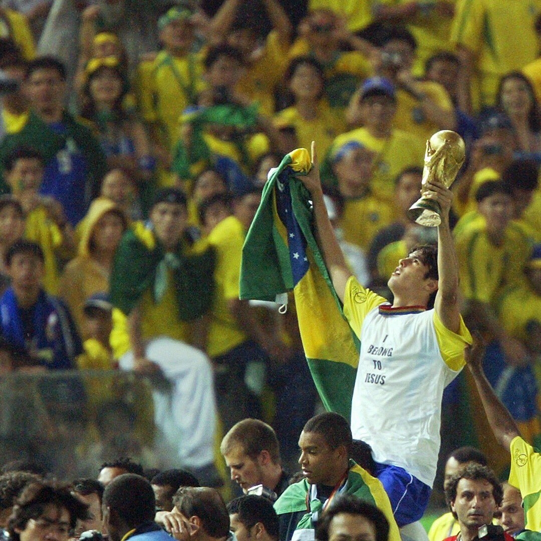 仰天庆贺！巴西夺世界杯，卡卡被背在人群之上庆祝夺冠你记得吗？